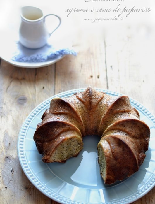 Ciambella con agrumi e semi di papavero