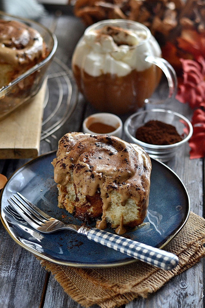 cinnamon rolls al caffè